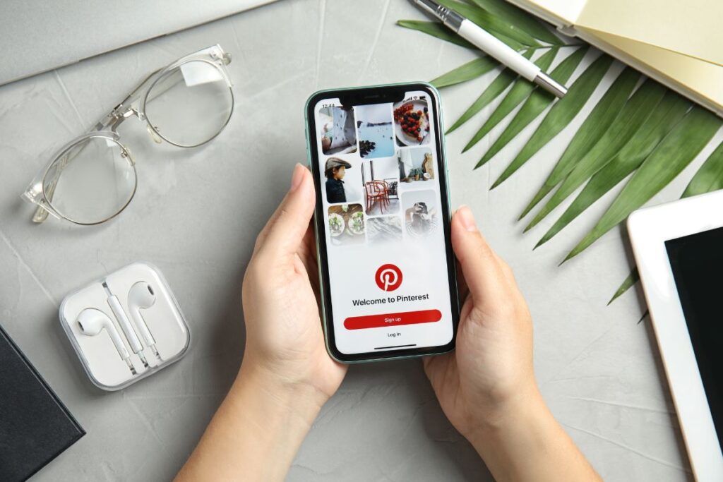 Finger zeigt auf Pinterest-Icon auf einem Tablet – Anleitung für Pinterest-Marketing und passives Einkommen