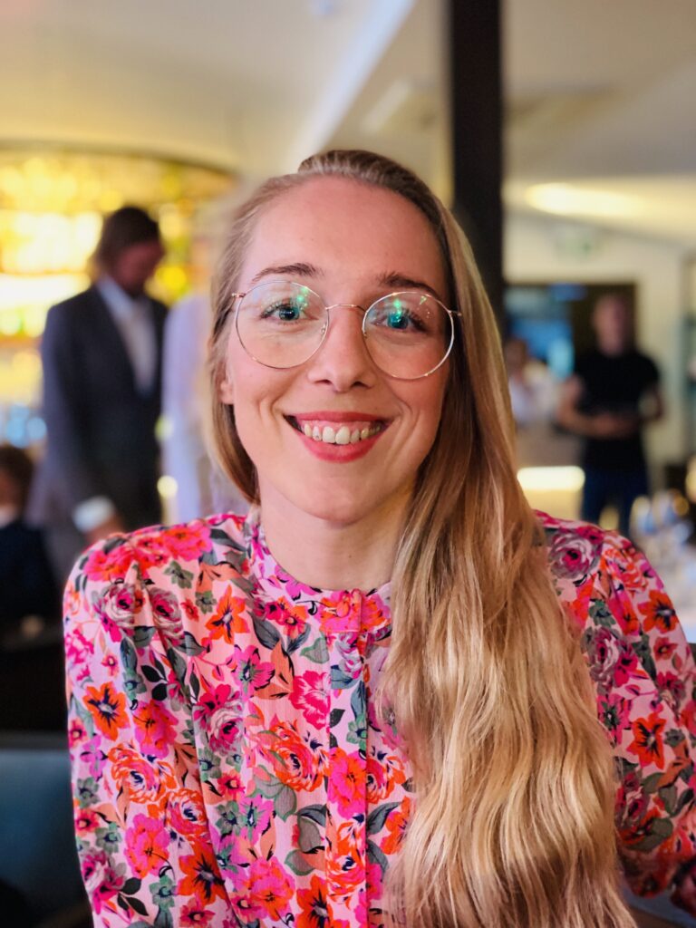 Frau lange blonde Haare lachend Business Profil Foto